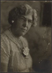 Femme à la fleur blanche et aux perles