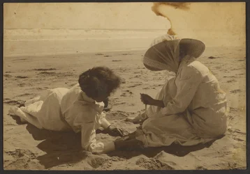 [Femmes allongées sur la plage]