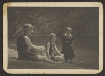 [Femmes en maillot de bain]