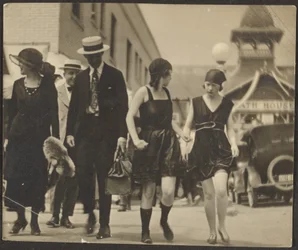 [Femmes costumées dans la rue]