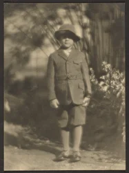 [Jeune garçon dans un jardin]