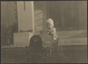 [Jeune enfant dans une voiture Super Six]