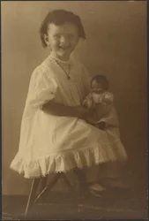 [Jeune fille avec une poupée]