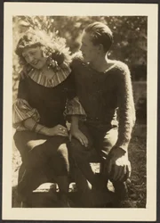 [Jeune homme et jeune femme assis à l
