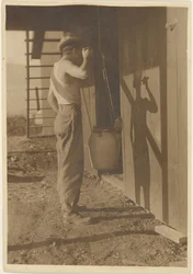 [Jeune homme et son ombre buvant de l