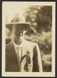 [Jeune homme au fedora]