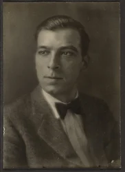 [Jeune homme avec nœud papillon]