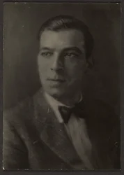 [Jeune homme au nœud papillon]