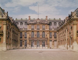La cour Louis XIII, ou la cour de marbre, remodelée par Le Vau vers 1630