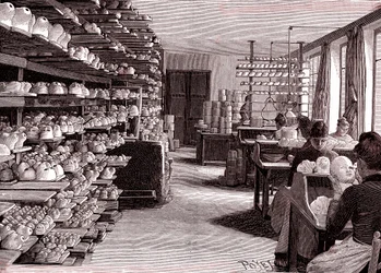 Usine de poupées, séchage des têtes de poupées en porcelaine avant cuisson, de "La Nature"