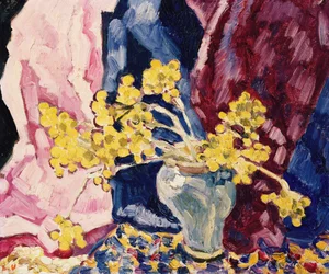 Vase Bleu, Fleurs Jaunes et Rideaux