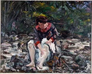 Fille dans le ruisseau