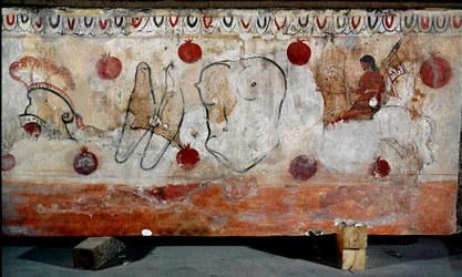Un cavalier et les différents éléments de son armure. Fresque lucanienne du IVe siècle av. J.-C., provenant de la nécropole de Paestum, Italie. Museo Nazionale Archeologico, Paestum