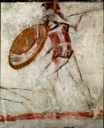 Un guerrier avec une lance et un bouclier Fresque lucanienne du IVe siècle av. J.-C., de la Tombe du Cavalier, site de Paestum, Italie. Musée national archéologique, Paestum