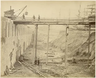 Construction du bassin élargi de Limehouse, Londres, mai 1869