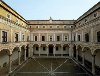 Cour intérieure du Palazzo Ducale à Urbino. 1472. Photographie de 1999