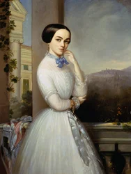 Portrait de femme en robe blanche sur un balcon