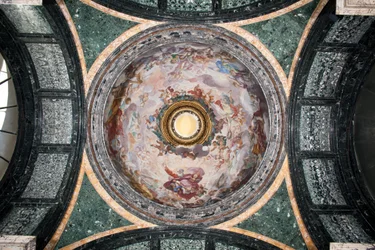 Vue du dôme de la chapelle Cybo, fresque décorée par Luigi Garzi (1638-1721)