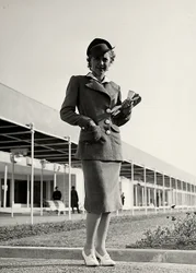 Mannequin en costume créé par la maison de couture "Graldi". Un chapeau rigide complète l
