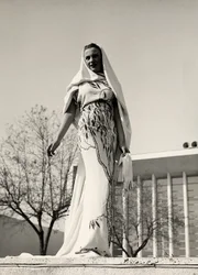 Mannequin en robe de soirée à imprimé floral, créée par la maison de couture "Lamma". L