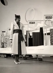 Mannequin en manteau créé par la maison de couture "Lamma"