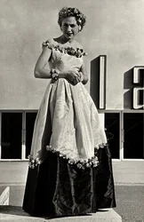 Mannequin en robe de bal créée par la maison de couture "Graldi". L