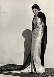 Mannequin en robe de soirée créée par la maison de couture italienne "Dragoni"