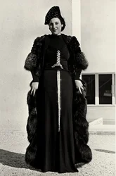Mannequin en robe de soirée créée par la maison de couture italienne "Dragoni"