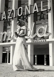 Mannequin en robe de mariée créée par la maison de couture "Lamma"
