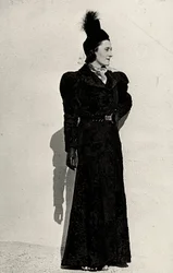 Mannequin présente un article créé par la maison de couture italienne "Cicogna"