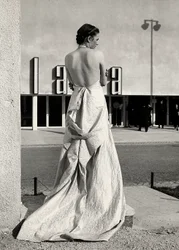 Mannequin vu de dos portant une robe de soirée créée par la maison de couture "Lamma"