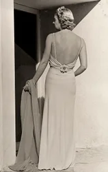 Mannequin vu de dos portant une robe de soirée de la maison de couture "Fumach"