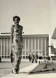Mannequin portant une longue robe à motif floral, créée par la maison de couture "Graldi".