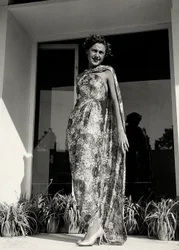 Modèle portant une longue robe à motif floral créée par la maison de couture "Graldi". L