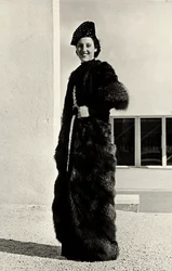 Mannequin portant un manteau de renard argenté créé par la maison de couture italienne « Dragoni »