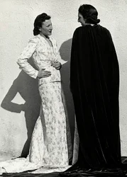 Deux mannequins présentent des créations de la maison de couture italienne "Dragoni". Un mannequin porte une tenue en tissu damassé composée d