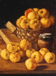 Pommes dans un panier, un pot et des boîtes à condiments sur une table