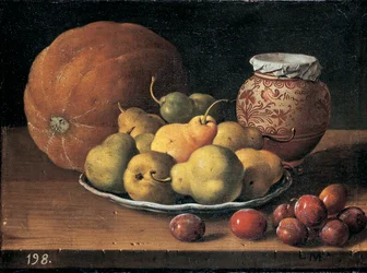 Poires sur une assiette, un melon, des prunes et un pot décoré sur une étagère en bois