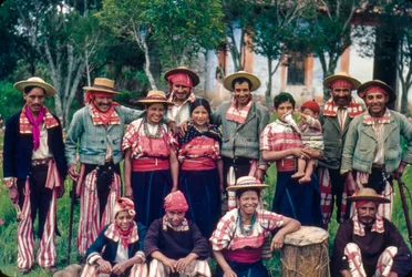Villageois guatémaltèques en vêtements traditionnels posant pour un portrait de groupe à Todos Santos