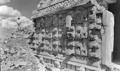 Sculpture en relief sur une ruine monumentale maya, péninsule du Yucatán. 1936