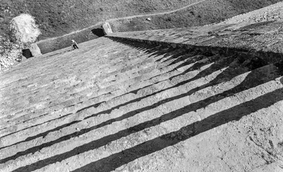 Marches montant à la ruine monumentale maya, pyramide de Chichen Itza. 1936