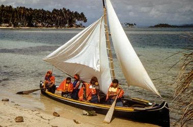 Femmes avec anneaux de nez en or de la tribu Cuna des Mulatas alias îles San Blas pagayant et s...