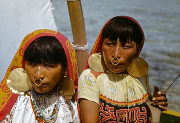 Femmes avec anneaux de nez en or de la tribu Cuna des Mulatas alias îles San Blas pagayant et s...