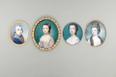 Mme Arabella Walker-Heneage, née Cope (d. vers 1818), en robe crème avec bordure en dentelle et manteau bordé de fourrure, perles enroulées dans ses cheveux relevés et bouclés, fond de ciel et de nuages