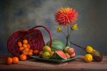 Fruits abondants et dahlia