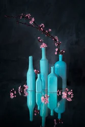 Vases bleus, fleurs roses