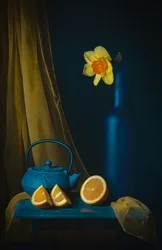 Jonquilles, théière et oranges