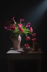 Nature morte dramatique aux fleurs roses