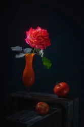 Nature morte dramatique aux roses
