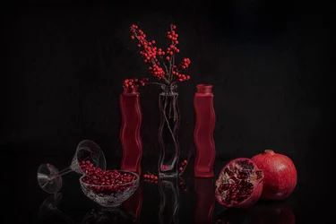 Élégante nature morte rouge